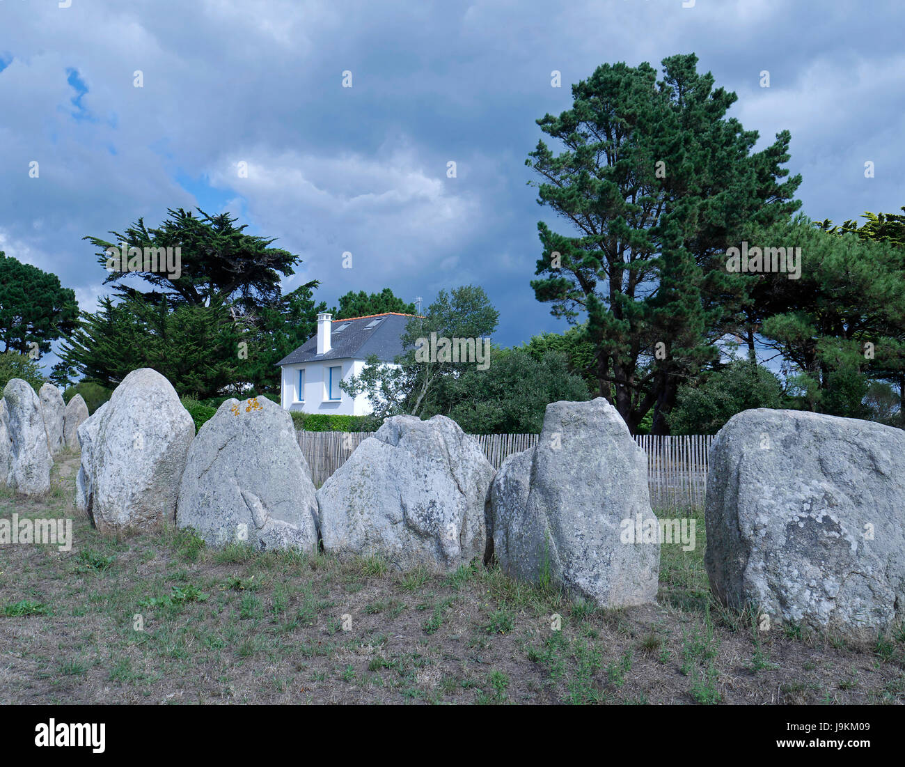 Cromlec'h (prähistorische Megalith-Monument konstituiert durch eine Angleichung der vertikalen Monolithen-Menhire) Kerbourgnec, Saitn Pierre Quibero, Quiberon Stockfoto