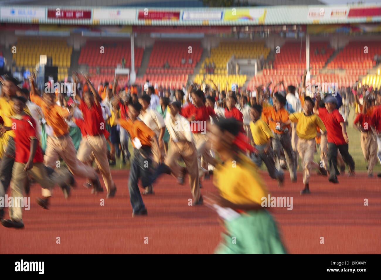 Kinder laufen im Shree Shiv Chhatrapati Sportkomplex, Pune, Maharashtra, Indien, Asien Stockfoto