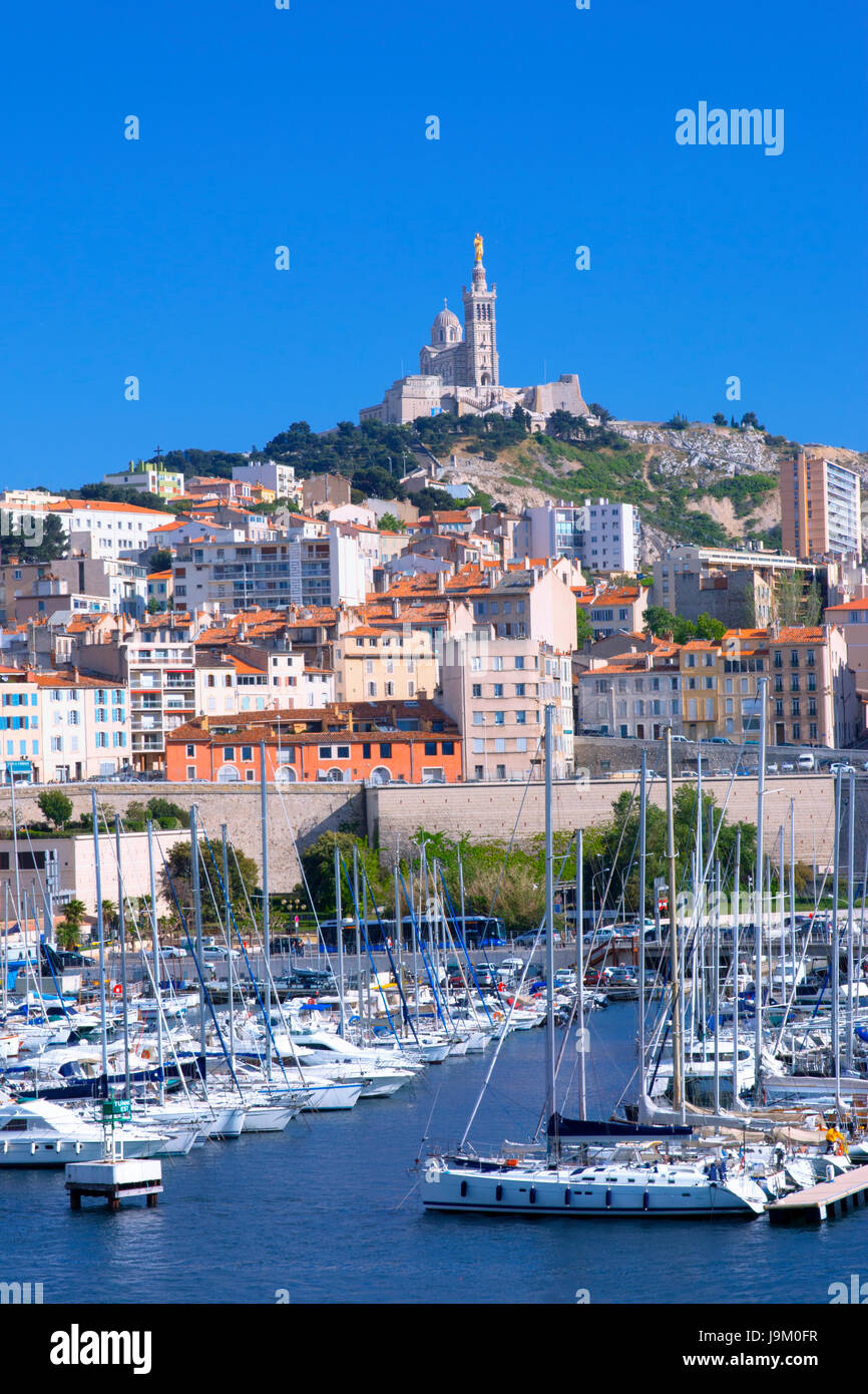 Boote in der Marina von Vieux-Port, alten Hafen, mit Notre Dame De La Garde in Marseille Hintergrund Stockfoto