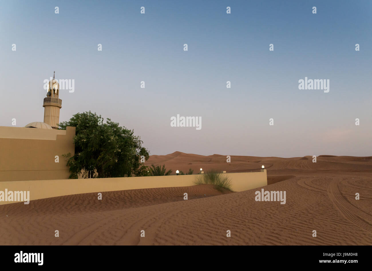 Eine Moschee in der Wüste bei Sonnenuntergang, Dubai, Vereinigte Arabische Emirate Stockfoto