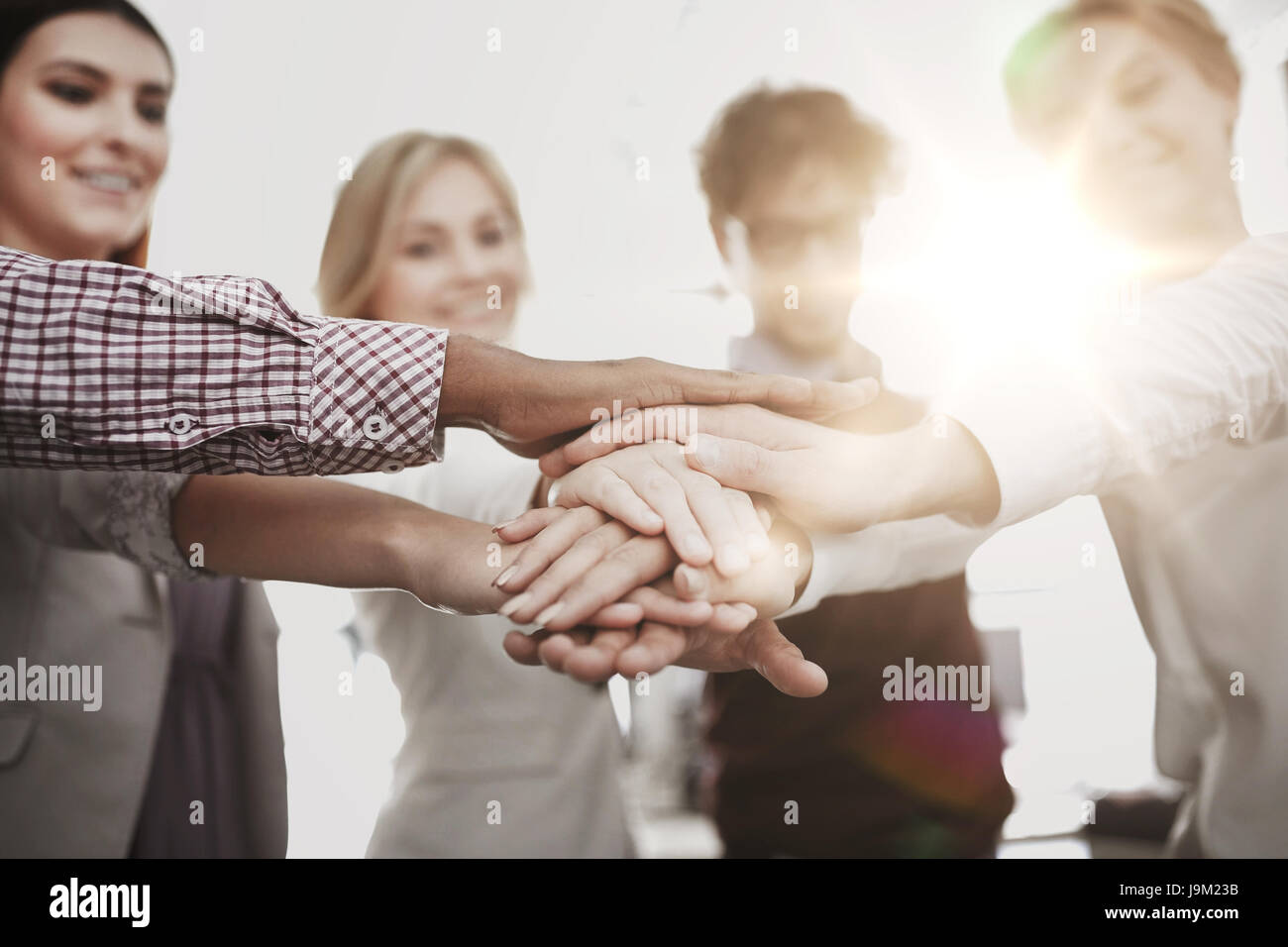 Happy Business-Team mit Händen an der Spitze im Büro Stockfoto