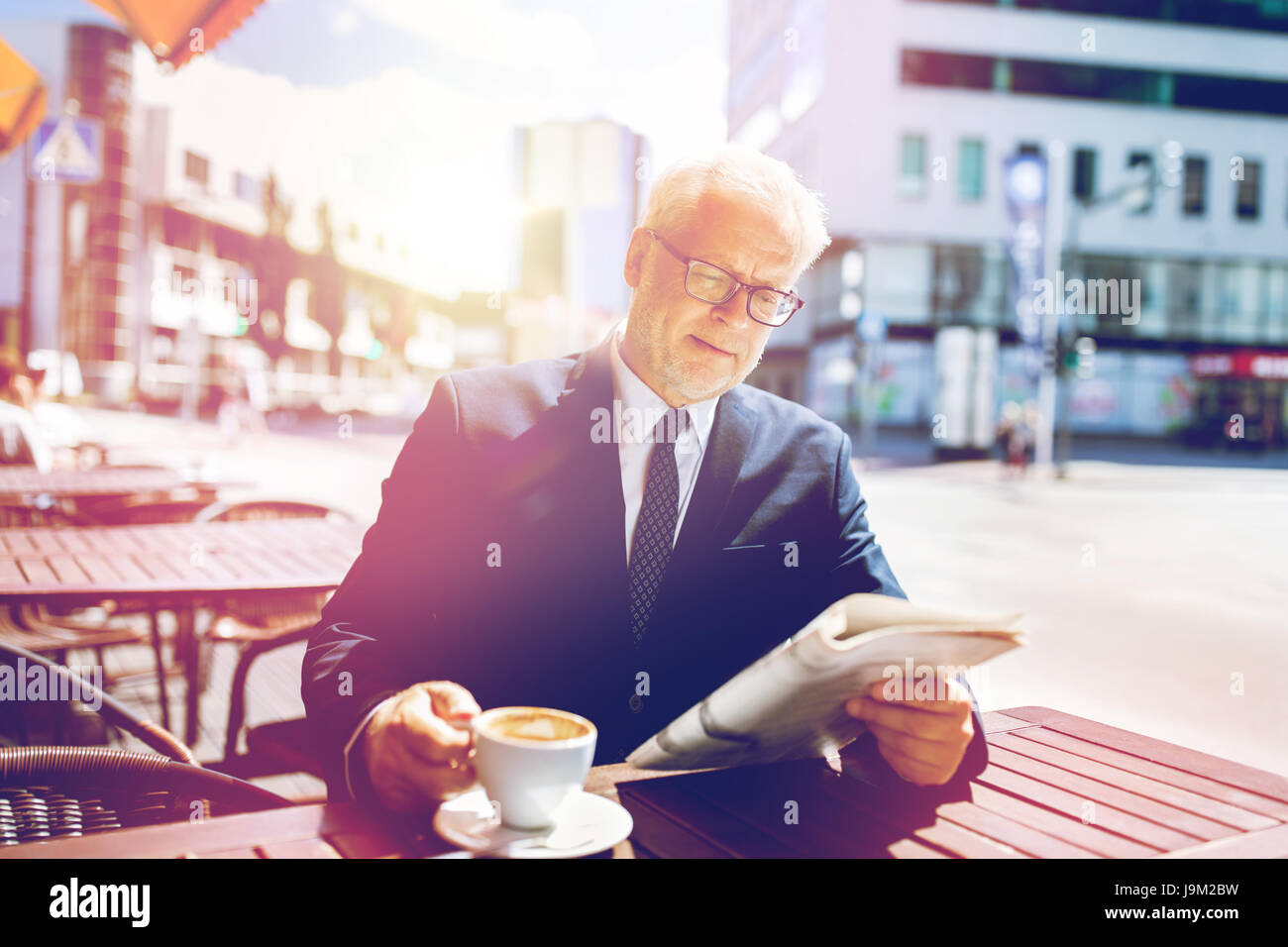 leitenden Geschäftsmann mit Zeitung, Kaffee trinken Stockfoto