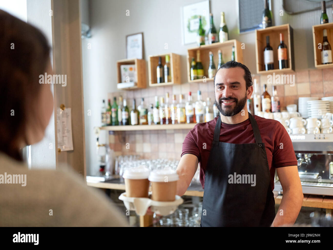 Mann oder Kellner servieren Kunden in Coffee-shop Stockfoto