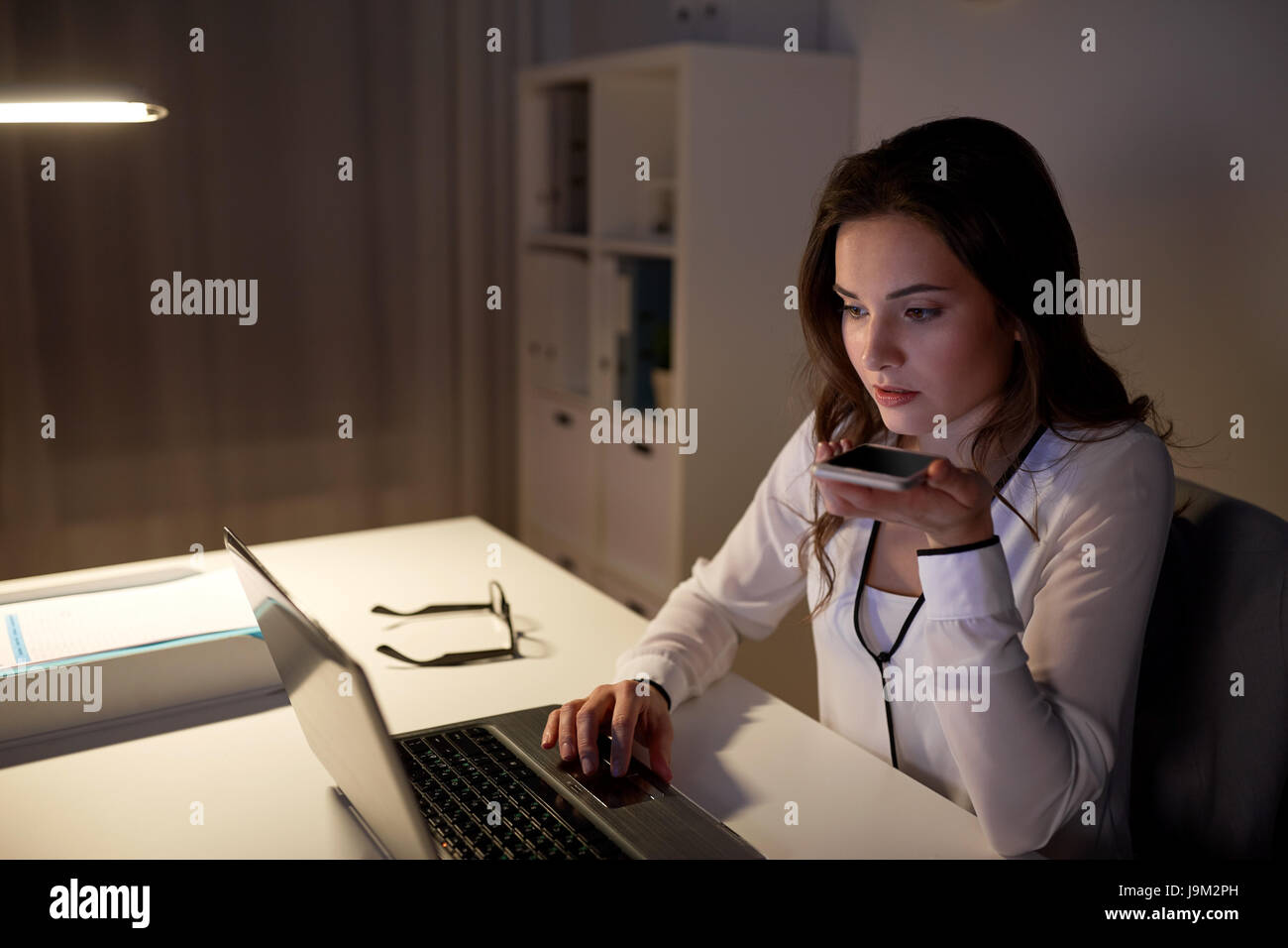 Frau mit Befehl Diktiergerät auf smartphone Stockfoto