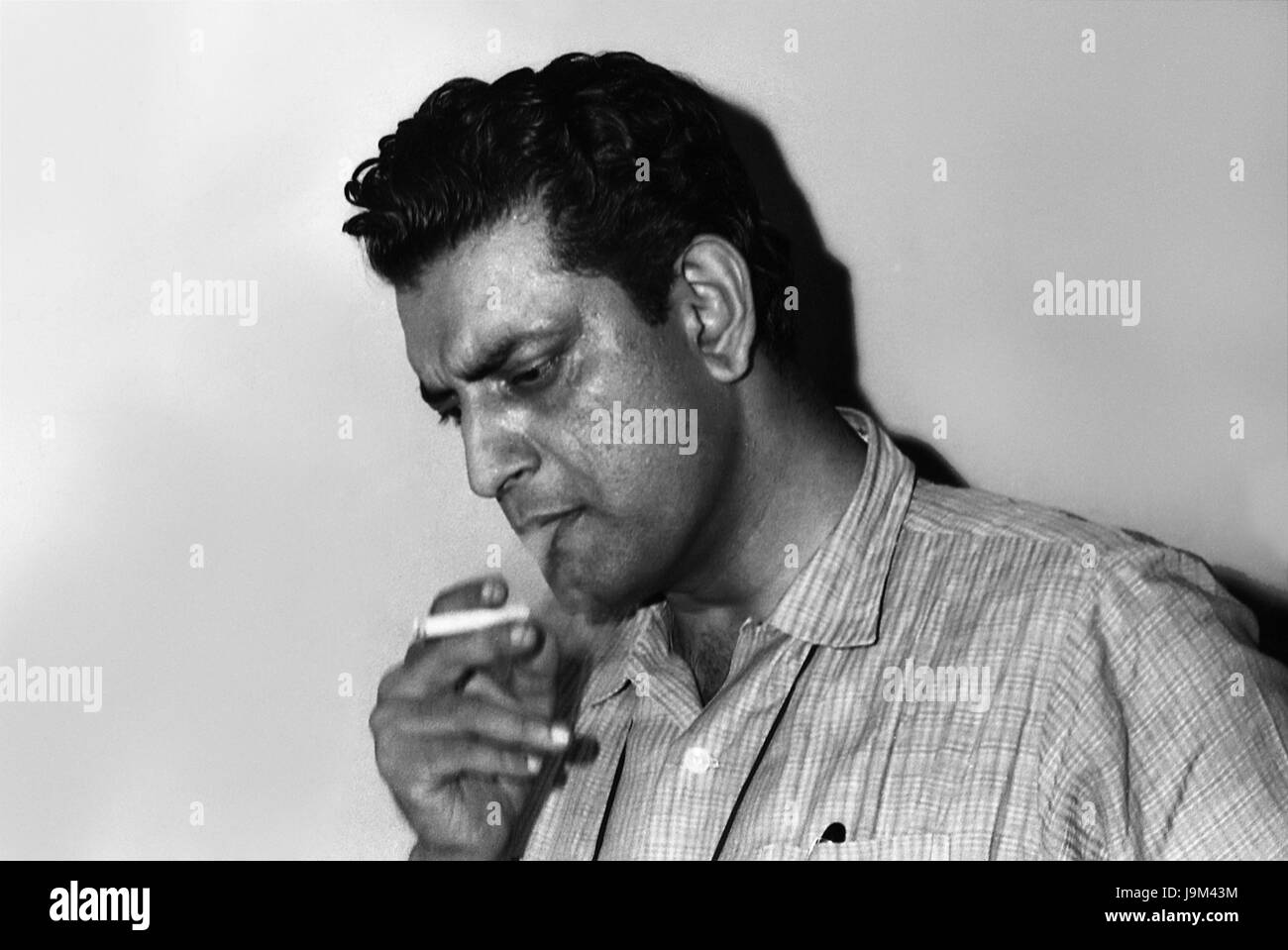 Satyajit Ray, indischer Filmemacher, Drehbuchautor, Dokumentarfilmer, Autor, Essayist, Texter, Zeitschriftenredakteur, Illustrator, Kalligraph, Musikkomponist, Rauchen, Indien, Asien, Asiatisch, Indisch Stockfoto