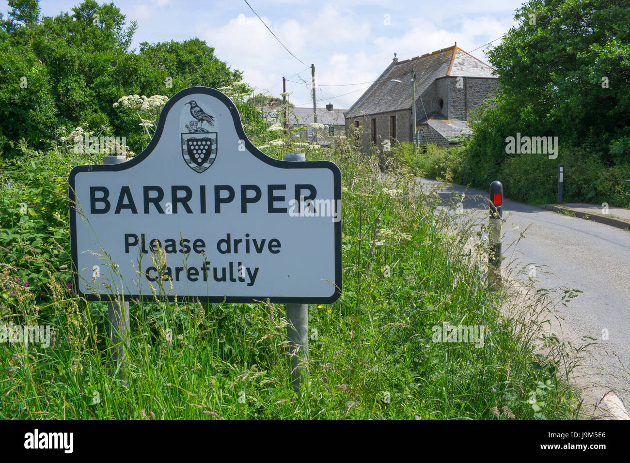 Barripper Wegweiser und Straße ins Dmall Cornish Dorf, Cornwall England UK. Stockfoto