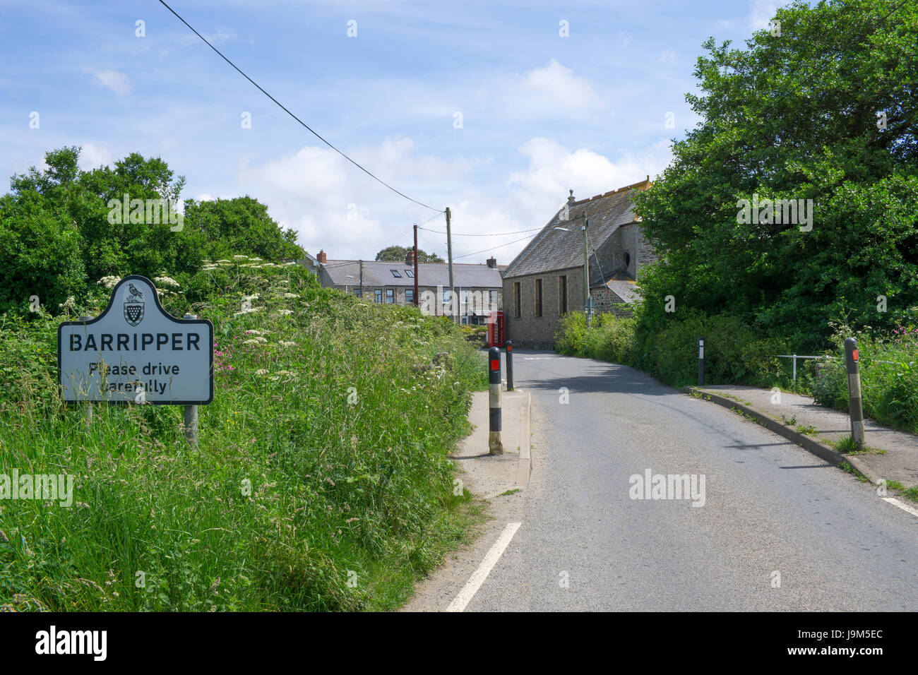 Barripper Wegweiser und Straße ins Dmall Cornish Dorf, Cornwall England UK. Stockfoto