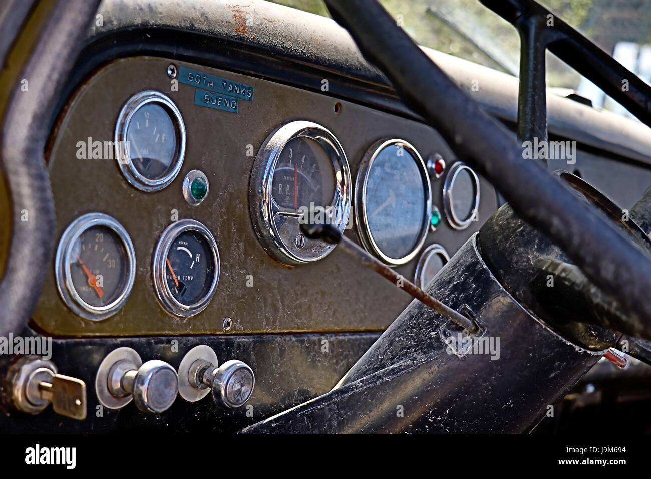 Schönes Bild des Innenraums eines alten verlassenen Pickup-Truck. Stockfoto