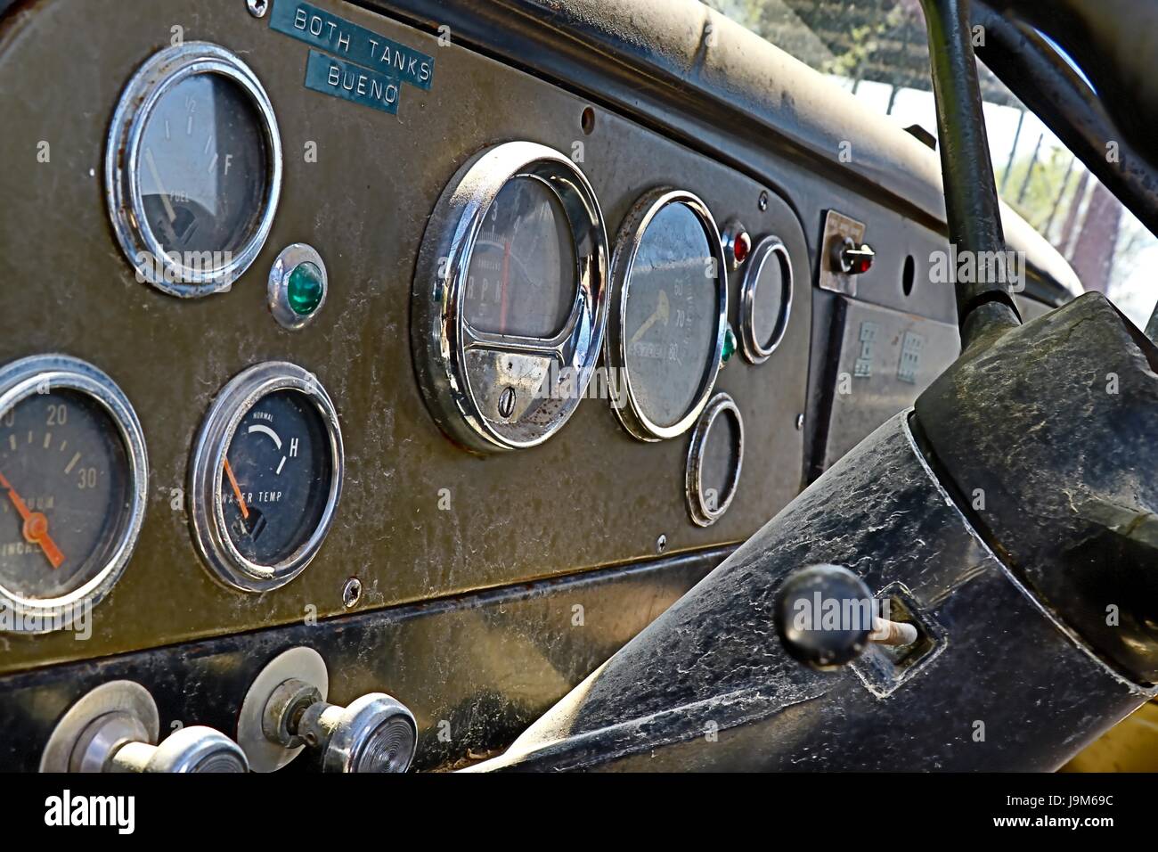 Schönes Bild des Innenraums eines alten verlassenen Pickup-Truck. Stockfoto