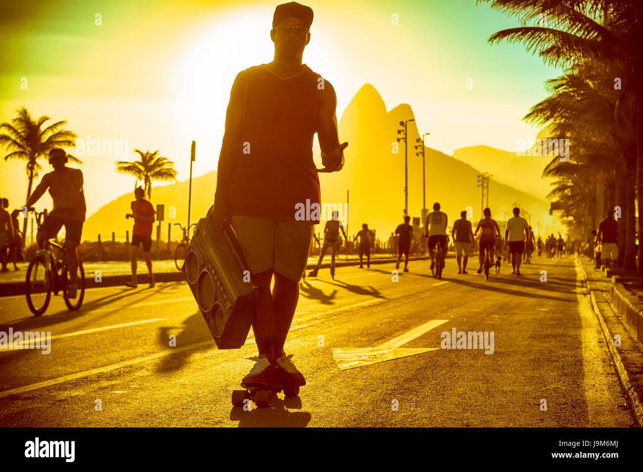 Silhouette des brasilianischen Mann Skaten mit Boombox am Ipanema-Strand in Rio De Janeiro, Brasilien Stockfoto