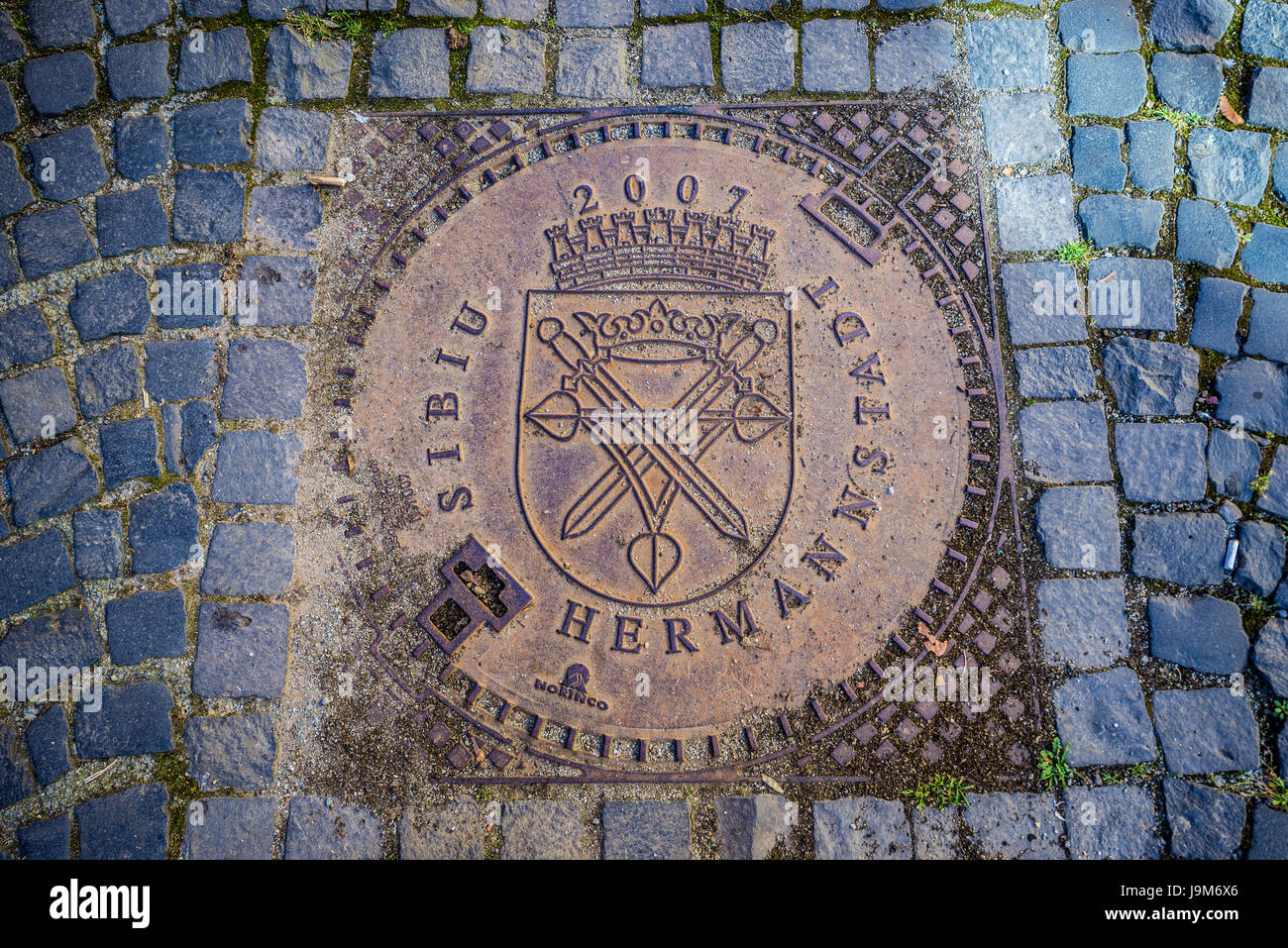 Kanaldeckel feiert Europäische Kulturhauptstadt 2007 Award auf eine Strada Cetatii (Burg oder Festung Straße) in der Stadt Sibiu, Rumänien Stockfoto