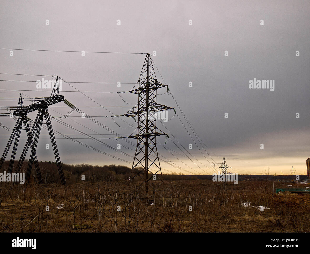 Stromleitung vor dem Hintergrund der Gewitterhimmel, das neue Moskau Stockfoto