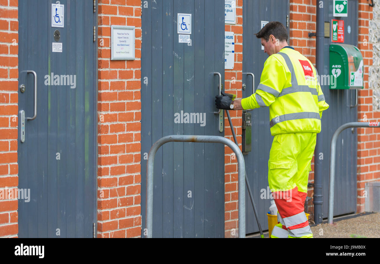 Öffentliche Toilette Telefonzentrale Eingabe eine Toilette zu reinigen. WC-Reiniger. Stockfoto