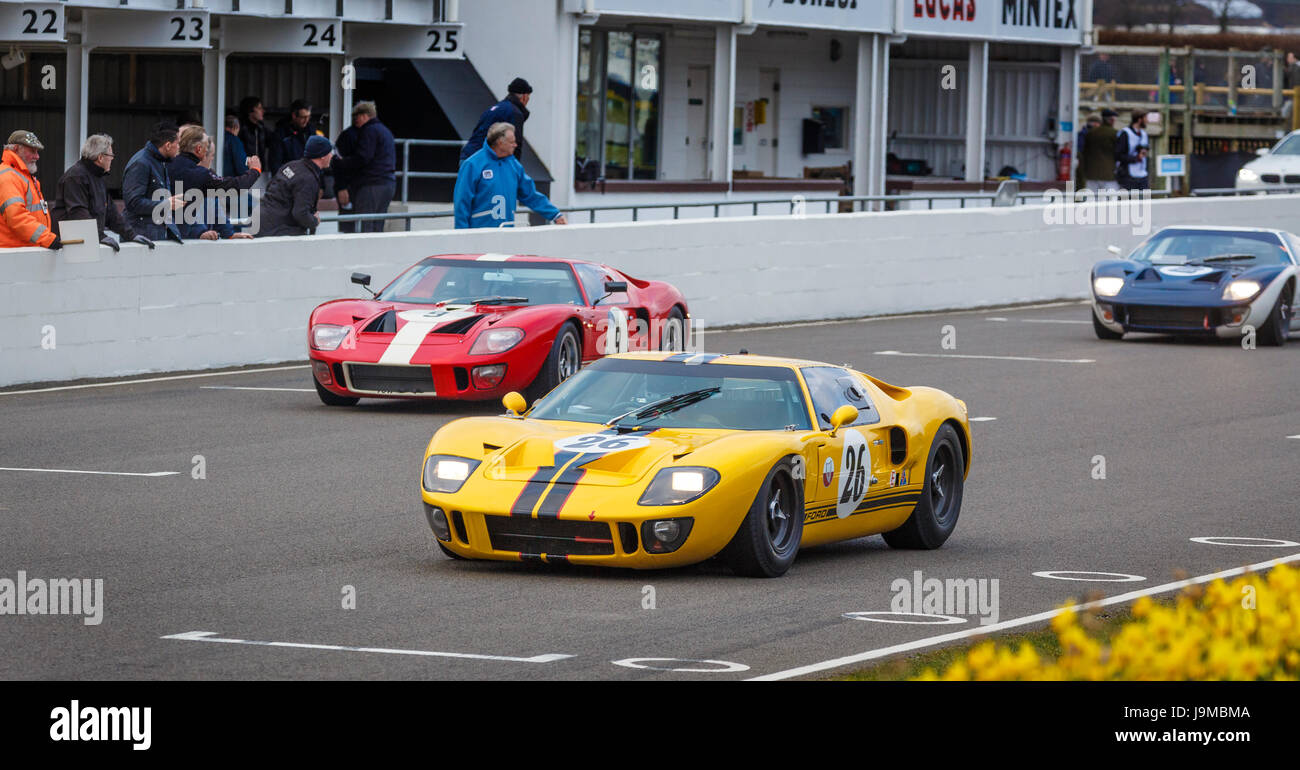 1965 Ford GT40 mit Fahrer Carlos Monteverde in der Startaufstellung für das Alan Mann Trophy Rennen in Goodwood GRRC 74. Mitgliederversammlung, Sussex, UK. Stockfoto