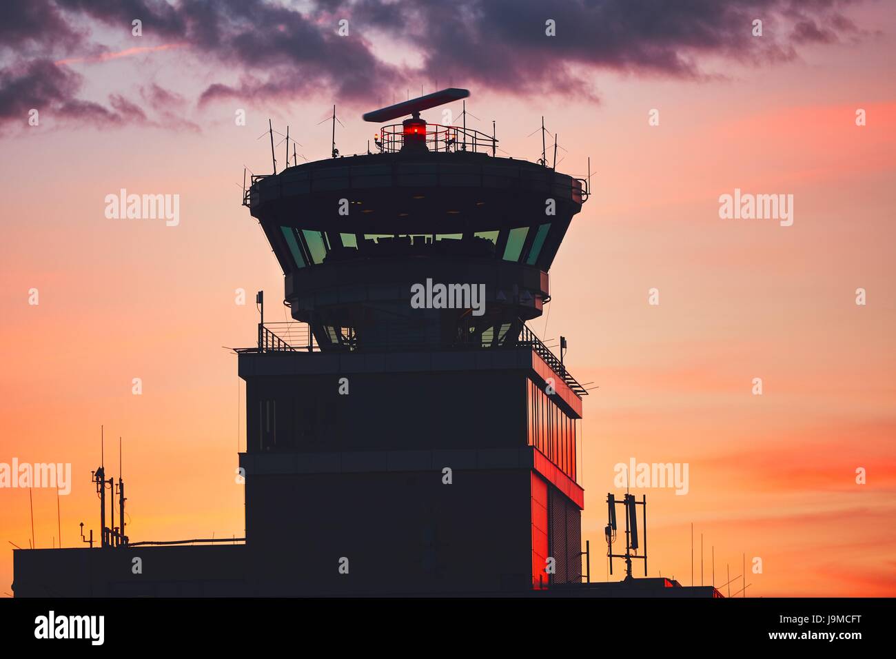 Air Traffic Control Tower am Flughafen beim traumhaften Sonnenuntergang. Prag, Tschechische Republik Stockfoto