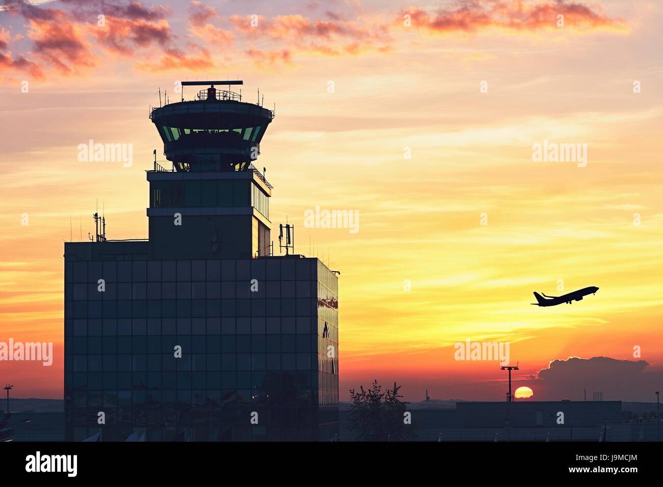 Air Traffic Control Tower am Flughafen beim traumhaften Sonnenuntergang. Prag, Tschechische Republik Stockfoto