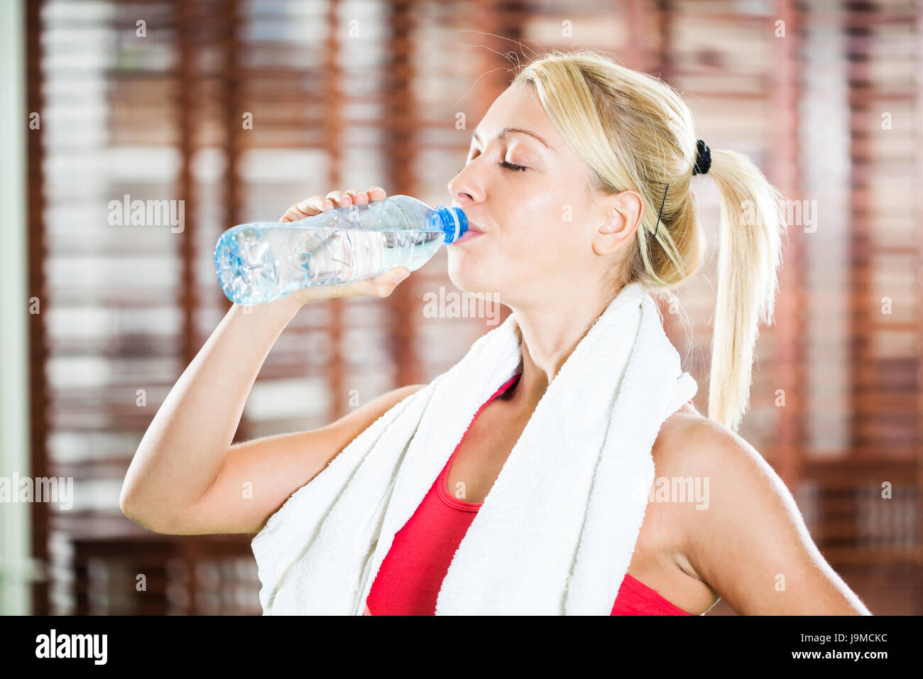 Frau Trinkwasser nach dem Fitness Training Stockfoto