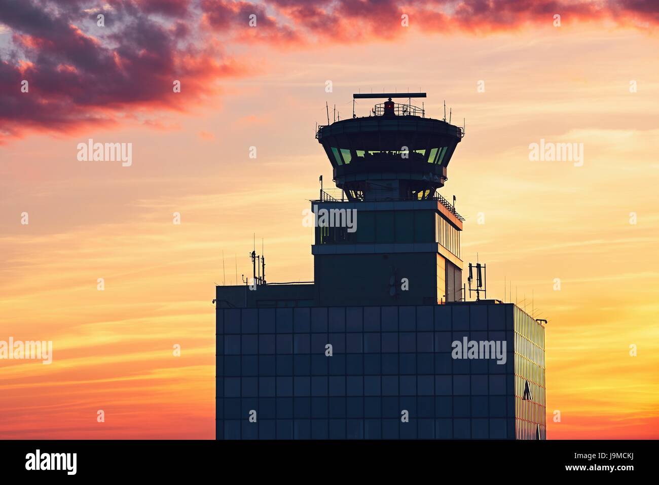 Air Traffic Control Tower am Flughafen beim traumhaften Sonnenuntergang. Prag, Tschechische Republik Stockfoto