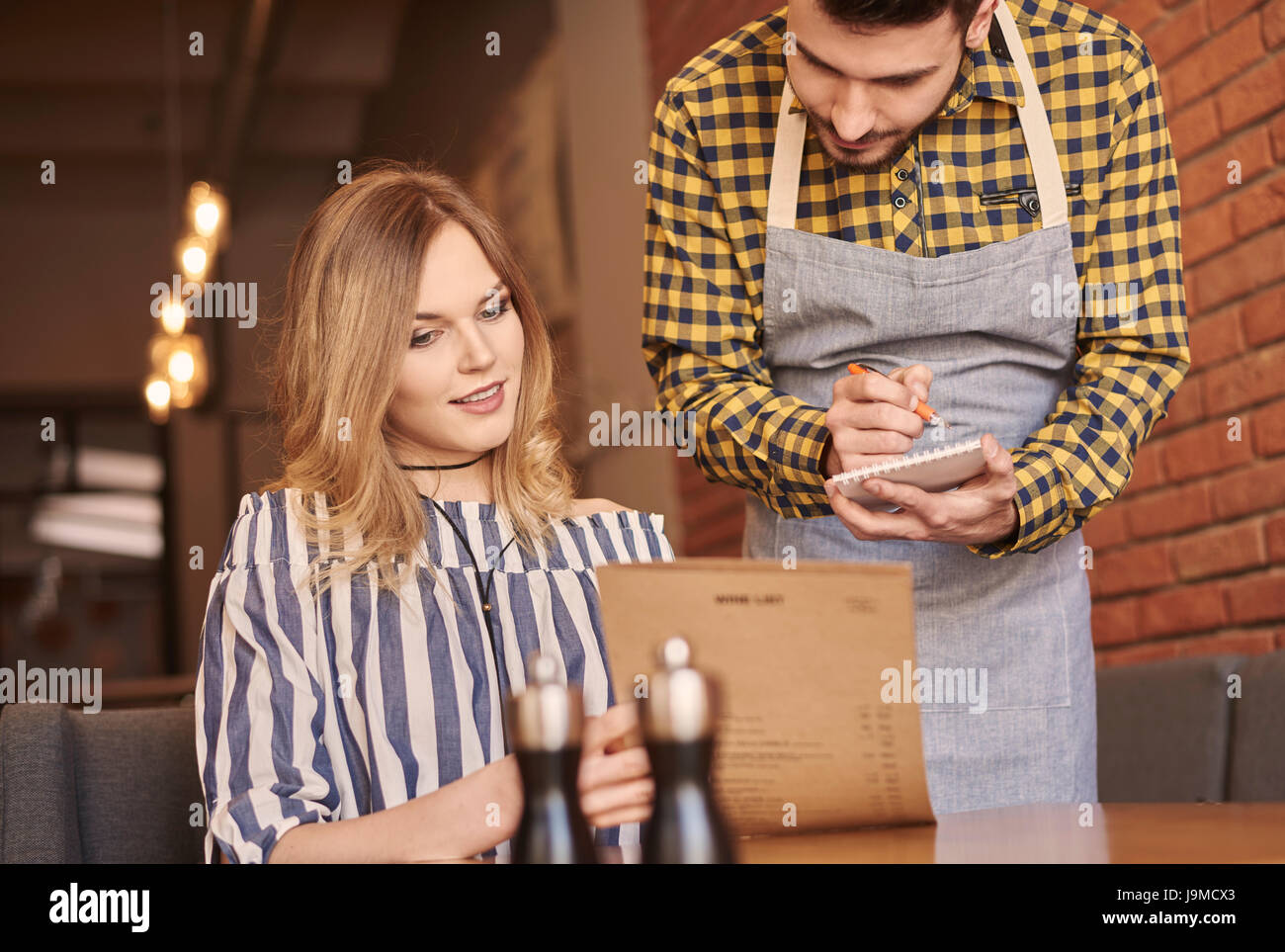 Junge Frau, die Erteilung des Auftrages Stockfoto