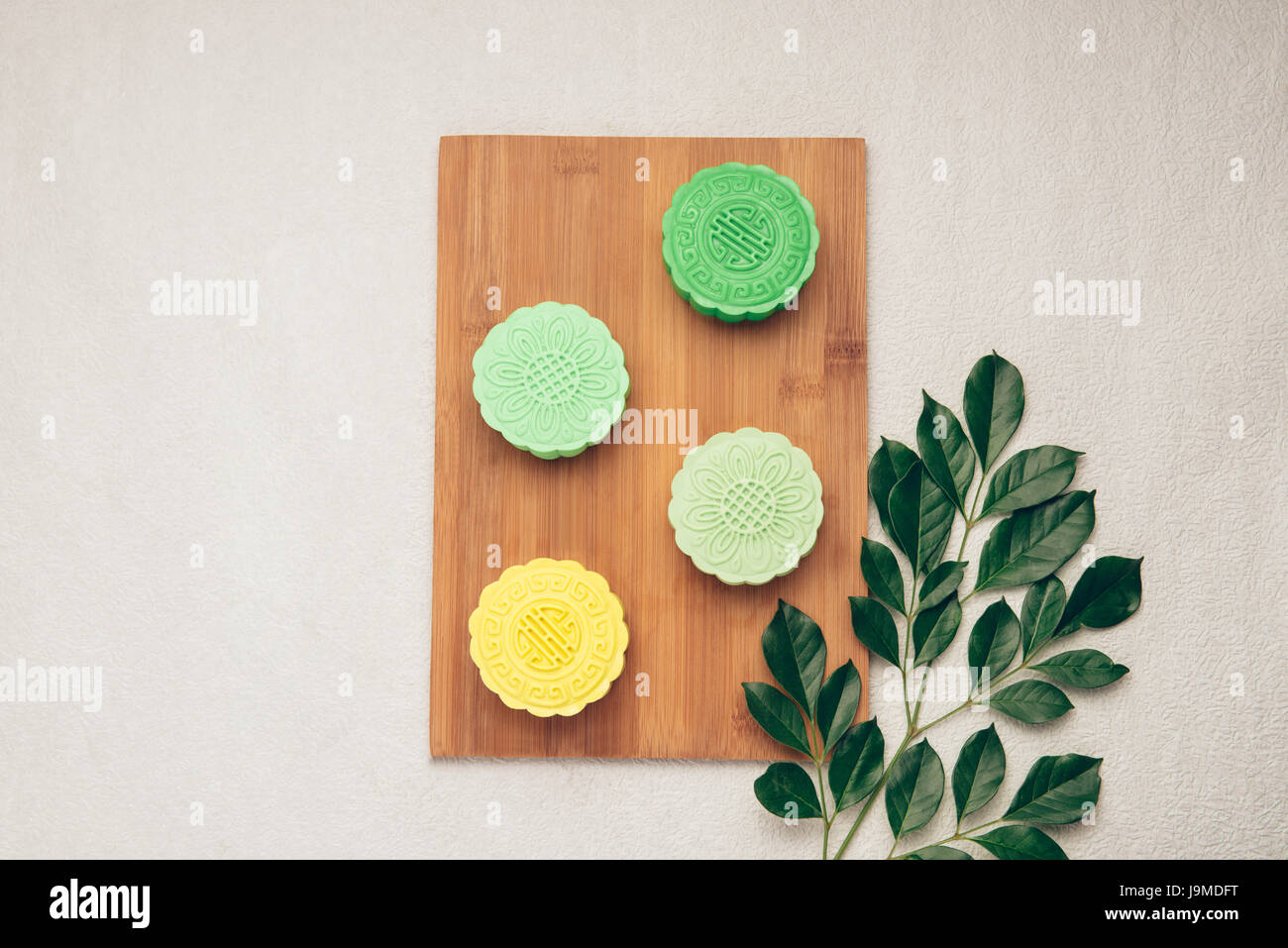 Mooncake und Tee, chinesische Mitte Herbst Festival Essen. Ansicht von oben Stockfoto