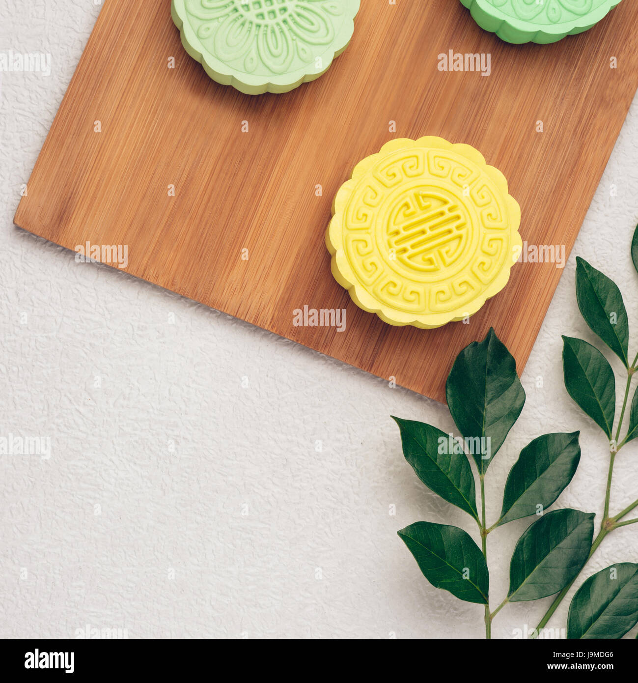 Mooncake und Tee, chinesische Mitte Herbst Festival Essen. Ansicht von oben Stockfoto