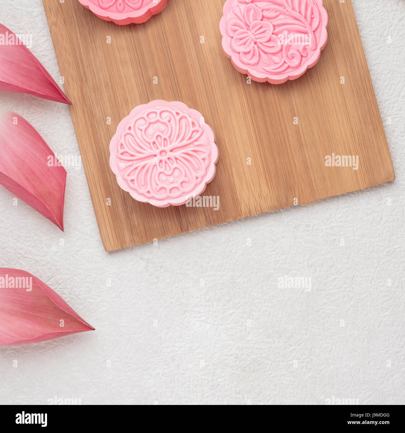 Retro-Vintage-Stil Chinesisch Mitte Herbst Festival Lebensmittel. Traditionelle Mooncakes am gedeckten Tisch Stockfoto
