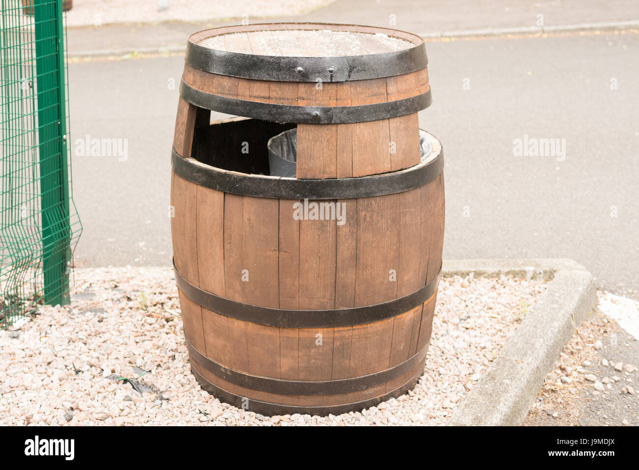 Upcycling - Altstoff Recycling Whisky Whiskeyfass als ein Mülleimer  missbraucht Stockfotografie - Alamy