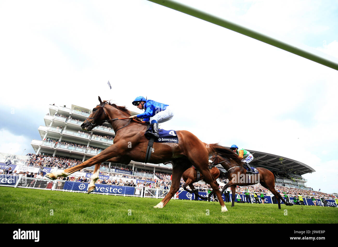 G K Chesterton unter William Buick (links), bevor er am Ladies Day beim Investec Epsom Derby Festival 2017 auf der Epsom Racecourse, Epsom, den Investec Click & Invest Mile Handicap gewann. DRÜCKEN SIE VERBANDSFOTO. Bilddatum: Freitag, 2. Juni 2017. Siehe PA Story RACING Epsom. Bildnachweis sollte lauten: Adam Davy/PA Wire. EINSCHRÄNKUNGEN: Jede beabsichtigte kommerzielle Nutzung unterliegt der vorherigen Genehmigung von Epsom Downs Racecourse. Keine Privatverkäufe. Weitere Informationen erhalten Sie unter +44 (0)1158 447447 Stockfoto