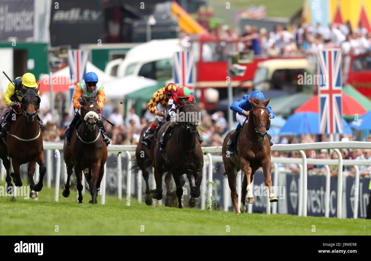 G K Chesterton von William Buick (rechts) vor dem Gewinn der Investec klicken Sie & investieren Meile Handicap am Ladies Day während der 2017 Investec Epsom Derby Festival in Epsom Racecourse, Epsom geritten. Stockfoto