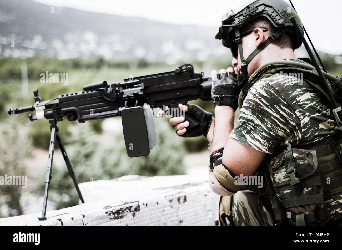 Machinegunner Ziel Ziel Wald Hintergrund Vietnam uniform Camouflage Stockfoto