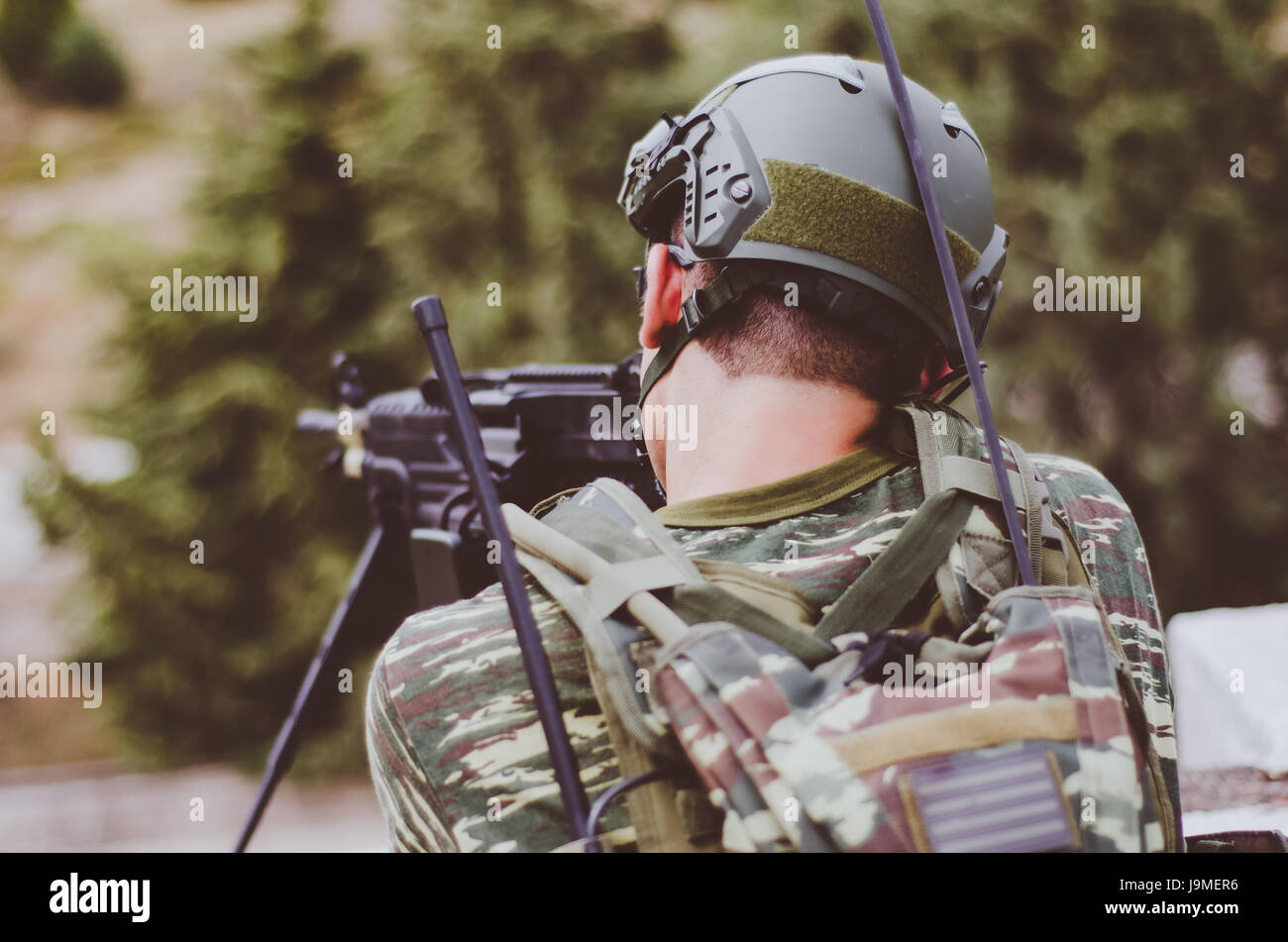 Funker richten Sie Ziel mit Maschinengewehr m 249 Stockfoto