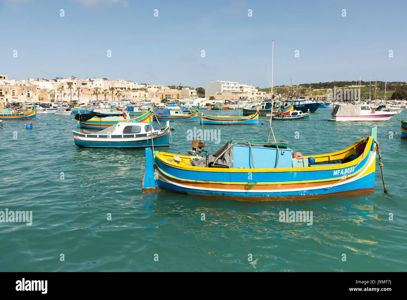 Traditionellen maltesischen Fischerbooten oder Luzzu, bunt bemalt, im Hafen von Marsaxlokk in Malta Stockfoto