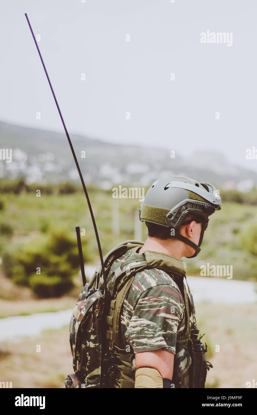 Machinegunner Ziel Ziel Wald Hintergrund Vietnam uniform Camouflage Stockfoto