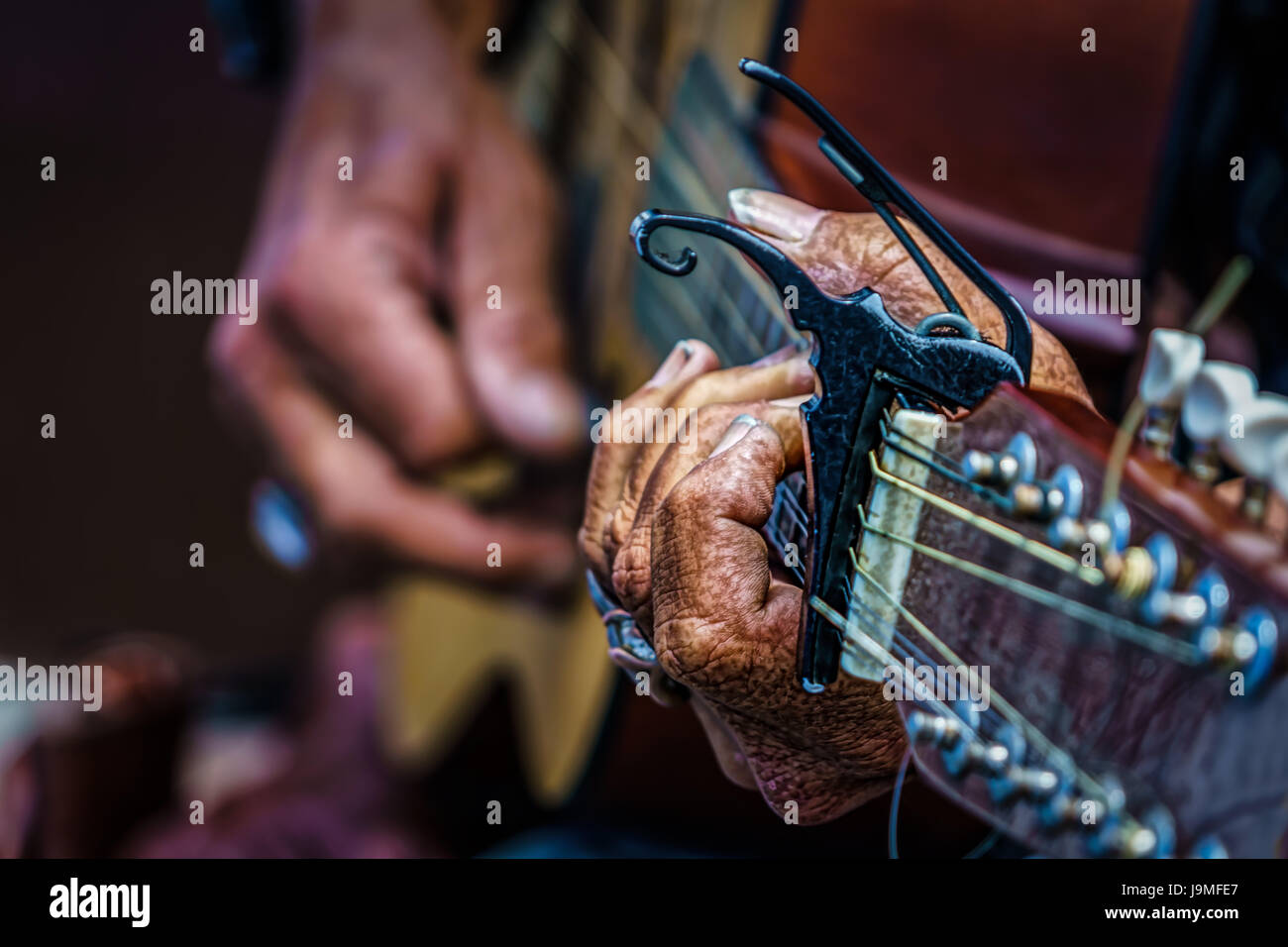 Die rauen Hände der Straßenmusiker in Südkalifornien. Stockfoto