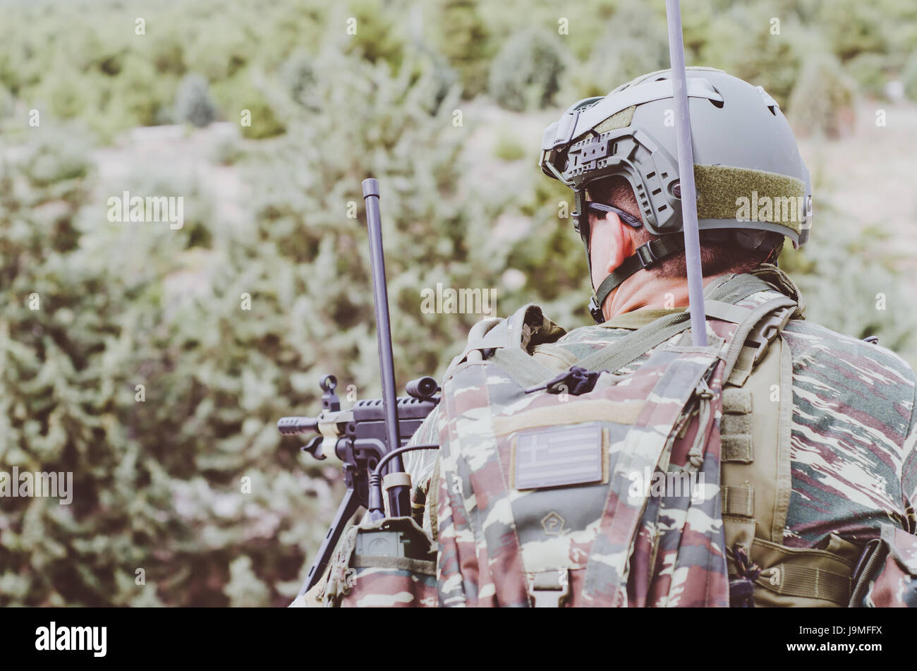 Soldat mit Radio Antenne Rucksack Stockfoto