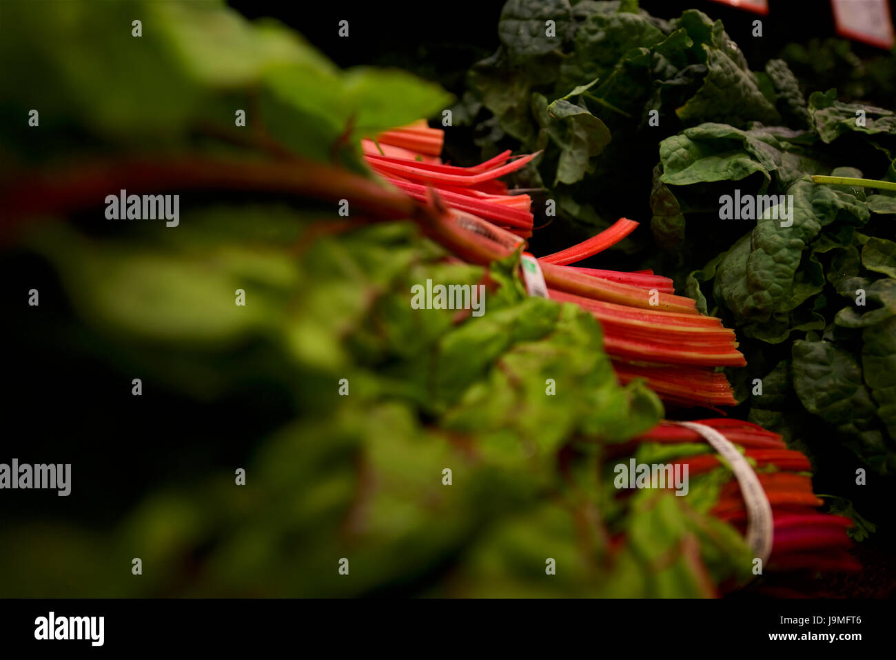 Bündeln der Spinat für Verkauf in einem gemüsemarkt. Stockfoto