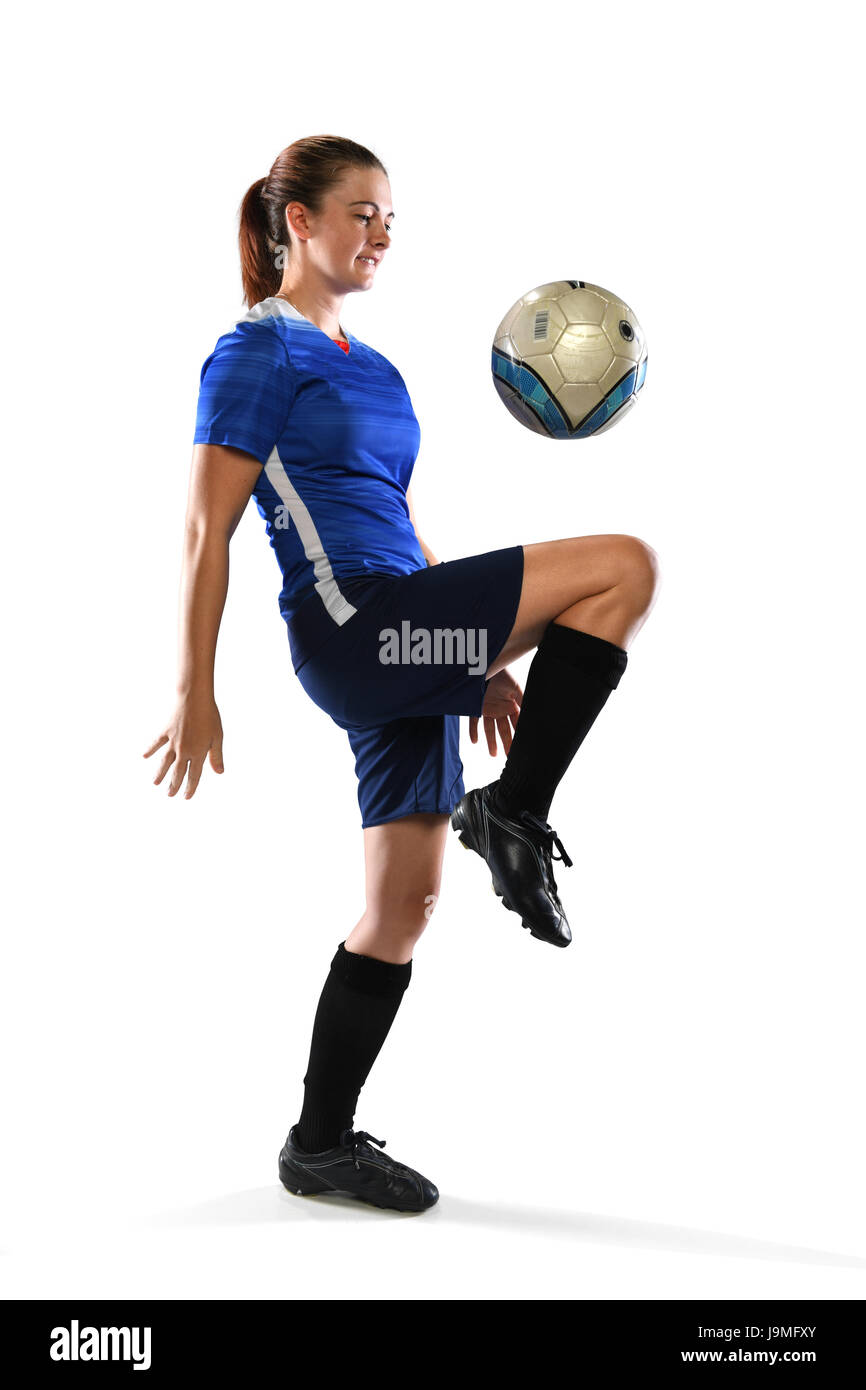 Weiblichen Fußballspieler springenden Ball isoliert auf weißem Hintergrund Stockfoto
