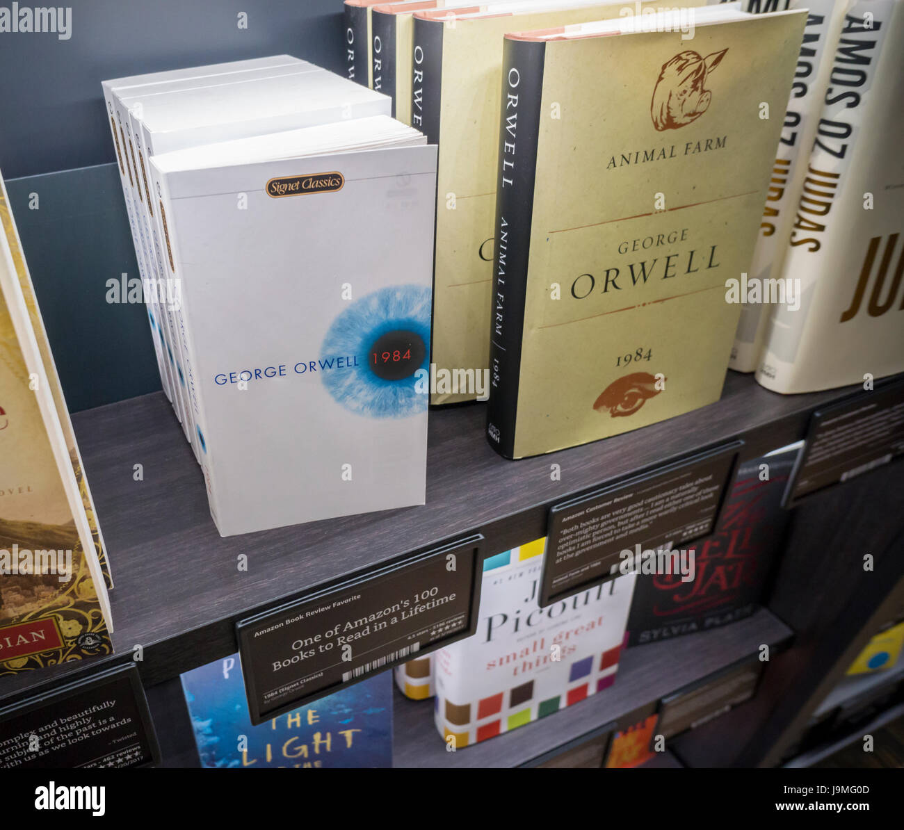 Kopien von Orwells "1984" Bücher und "Farm der Tiere" sind in den Regalen gesehen das neue Amazon Bücher Buchhandlung am Donnerstag, 25. Mai 2017 in New York. "1984" ist auf der Amazon-Liste der 100 Bücher in Ihrem Leben zu lesen.  (© Richard B. Levine) Stockfoto