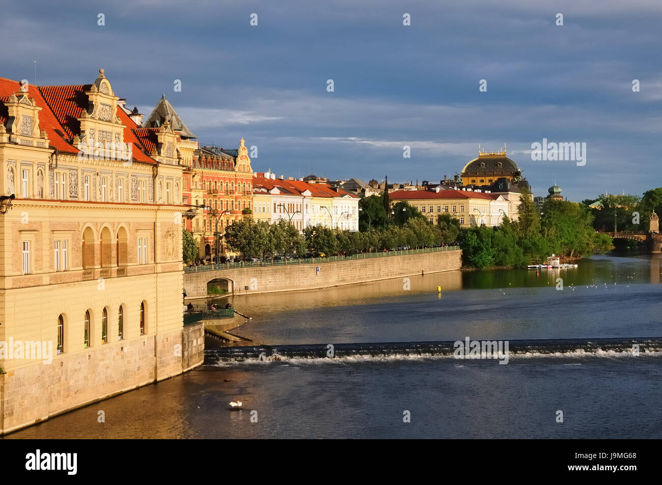 auf der Suche nach Smetana Museum und national Theater in Prag Stockfoto