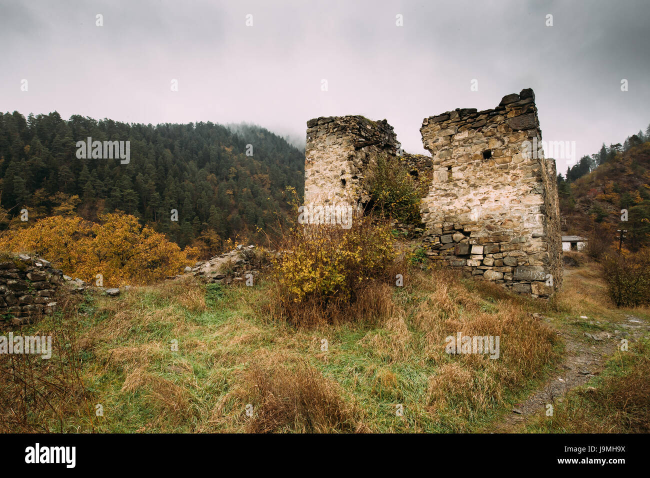 Borjomi, Samzche-Dschawacheti, Georgia. Berühmte Wahrzeichen ist Gogia Festung im Herbst Oktobertag Stockfoto