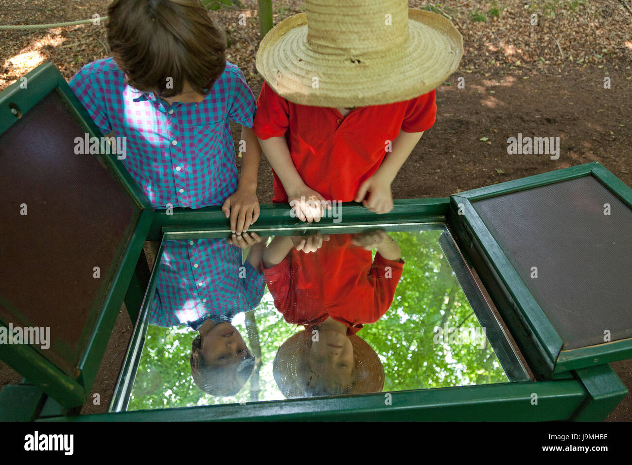 Jungs in Spiegel betrachten Barfußweg, Egestorf, Niedersachsen