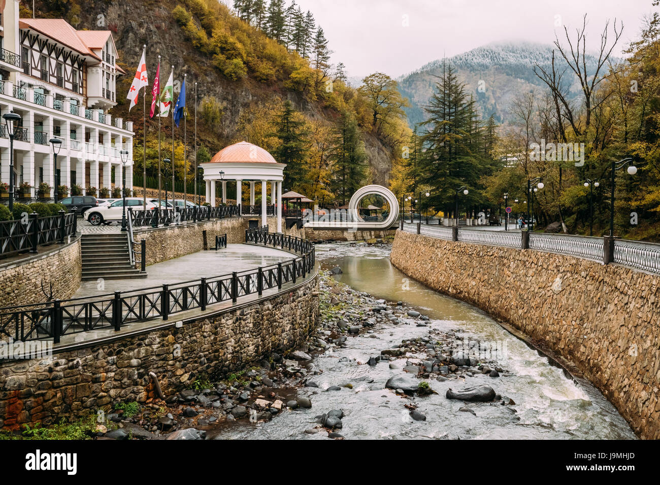 Borjomi, Samzche-Dschawacheti, Georgia. Hotel Haus und Fußgänger Brücke über Fluss Borjomi In Form eines Mobius, Möbius-Schleife oder Streifen. Stockfoto