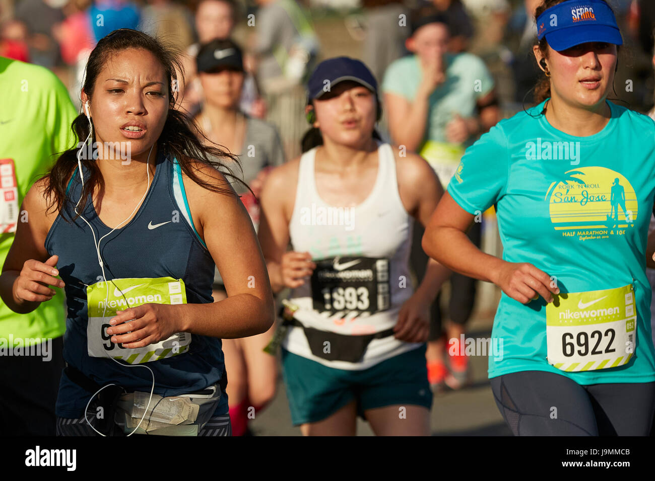 Gruppe von weiblichen Athleten nähert sich die Ziellinie In der Nike Woman Halbmarathon, San Francisco. Stockfoto