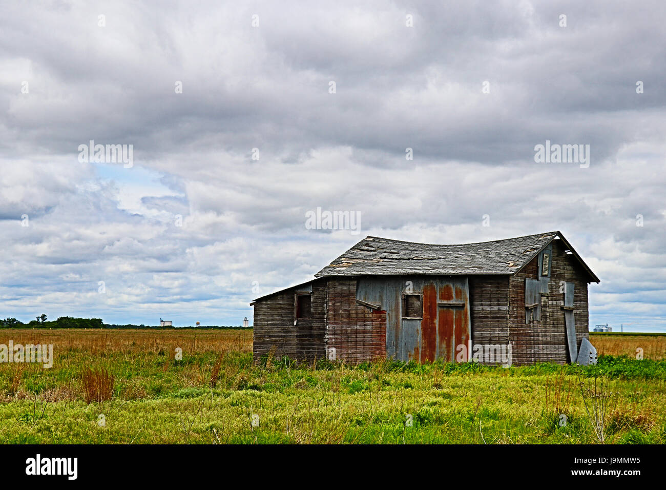 Eine alte verlassene Scheune in ein leeres Feld. Stockfoto