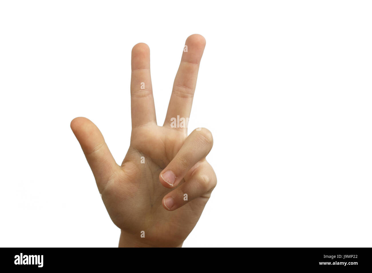 Kleines Kinderhand machen ein zwei Finger Friedenszeichen isoliert auf weißem Hintergrund. Hand zeigt nach oben 2 Finger, Sieg Geste Hand. Stockfoto