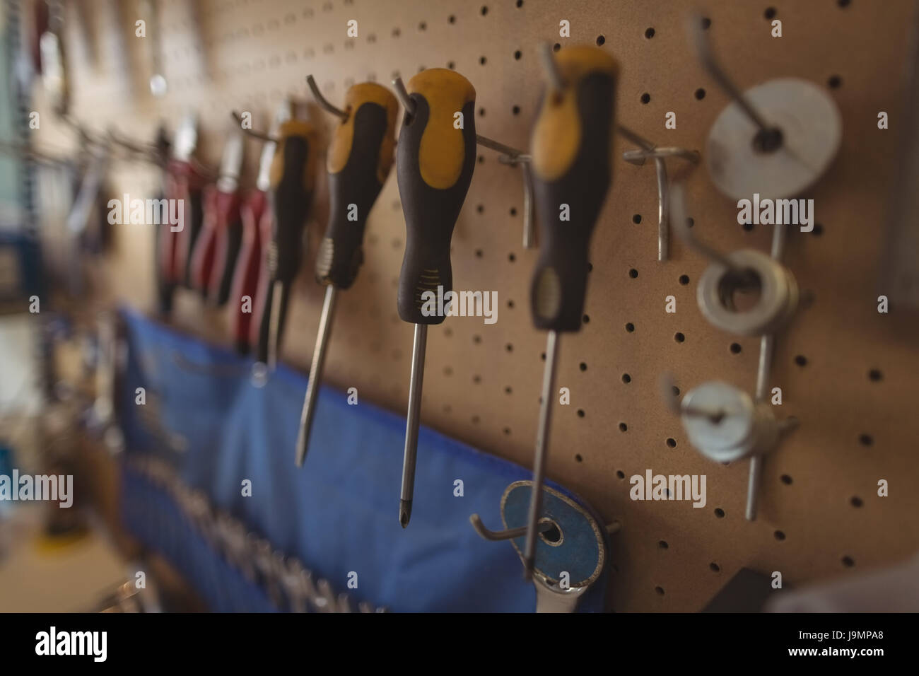 Nahaufnahme von Arbeitsgeräten hängen am Fahrradwerkstatt rack Stockfoto