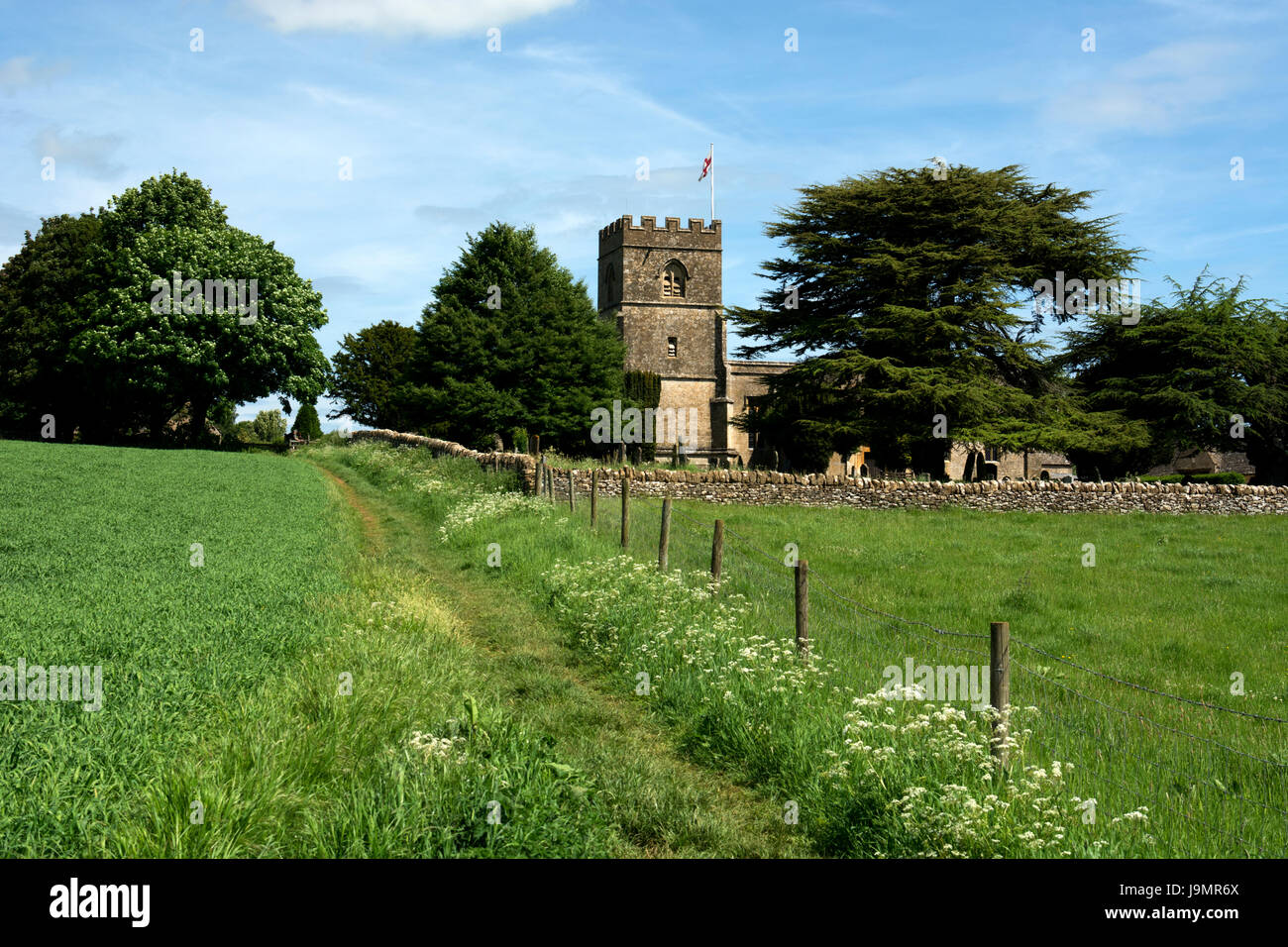 Guiting Power Kirche gesehen von der Wächter Weg Fußweg, Gloucestershire, England, UK Stockfoto