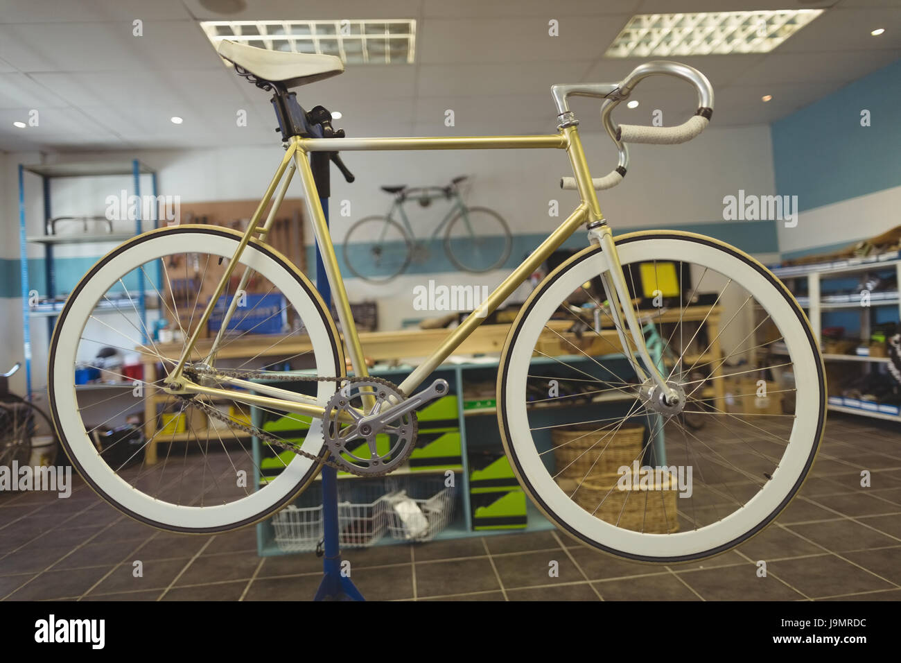 Oldtimer Fahrrad hängen Stand beim workshop Stockfoto