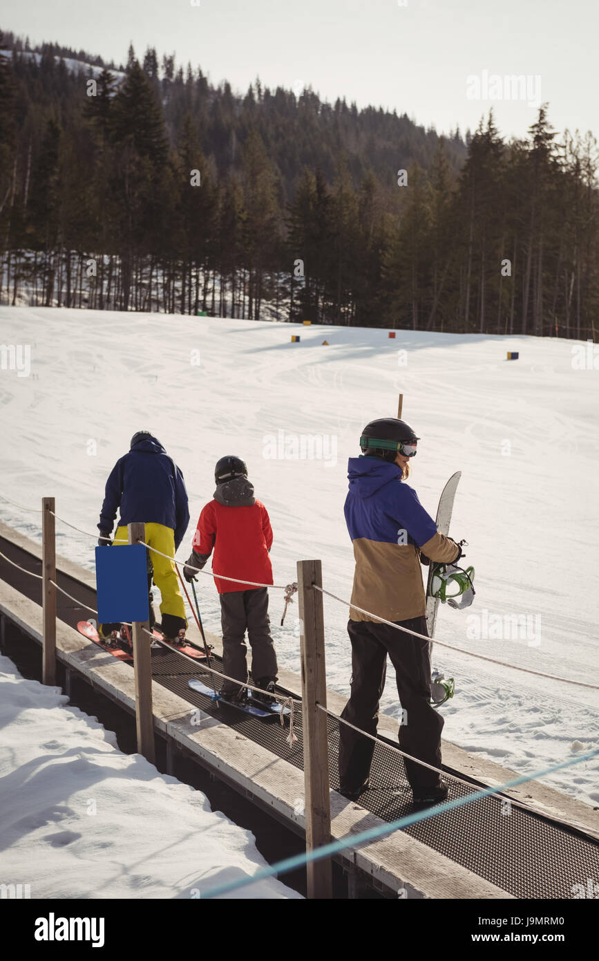 Familie, Skifahren im Winter auf Förderband Stockfoto