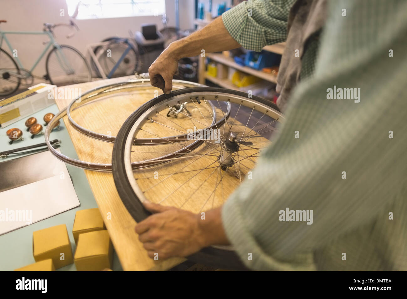 Arbeiter reparieren Räder auf Tisch Vintage Fahrradwerkstatt Stockfoto